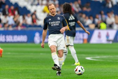 Madrid, İspanya - 23 Mart 2024: Santiago Bernabeu 'da Real Madrid Leyendaa ve Porto Vintage arasında dayanışma maçı. Emilio Butrageo sahada futbol oynuyor. Top Butrageo 'da