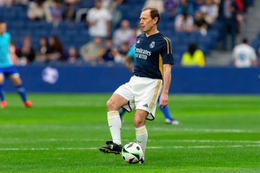 Madrid, İspanya - 23 Mart 2024: Santiago Bernabeu 'da Real Madrid Leyendaa ve Porto Vintage arasında dayanışma maçı. Emilio Butrageo sahada futbol oynuyor. Top Butrageo 'da