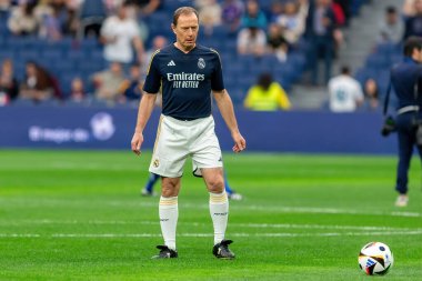 Madrid, İspanya - 23 Mart 2024: Santiago Bernabeu 'da Real Madrid Leyendaa ve Porto Vintage arasında dayanışma maçı. Emilio Butrageo sahada futbol oynuyor. Top Butrageo 'da