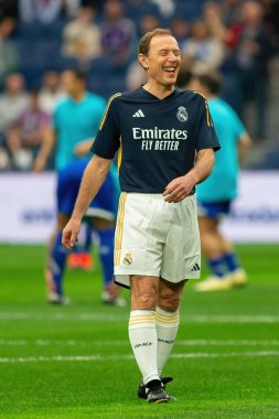 Madrid, İspanya - 23 Mart 2024: Santiago Bernabeu 'da Real Madrid Leyendaa ve Porto Vintage arasında dayanışma maçı. Emilio Butrageo sahada futbol oynuyor. Top Butrageo 'da