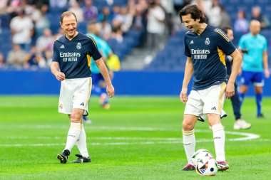 Madrid, İspanya - 23 Mart 2024: Santiago Bernabeu 'da Real Madrid Leyendaa ve Porto Vintage arasında dayanışma maçı. Emilio Butrageo sahada futbol oynuyor. Top Butrageo 'da
