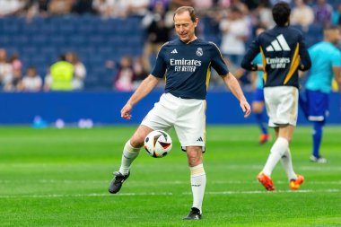 Madrid, İspanya - 23 Mart 2024: Santiago Bernabeu 'da Real Madrid Leyendaa ve Porto Vintage arasında dayanışma maçı. Emilio Butrageo sahada futbol oynuyor. Top Butrageo 'da