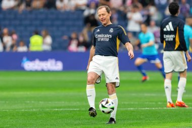 Madrid, İspanya - 23 Mart 2024: Santiago Bernabeu 'da Real Madrid Leyendaa ve Porto Vintage arasında dayanışma maçı. Emilio Butrageo sahada futbol oynuyor. Top Butrageo 'da