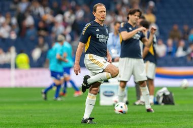Madrid, İspanya - 23 Mart 2024: Santiago Bernabeu 'da Real Madrid Leyendaa ve Porto Vintage arasında dayanışma maçı. Emilio Butrageo sahada futbol oynuyor. Top Butrageo 'da