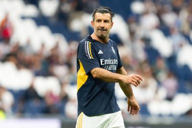 Madrid, İspanya - 23 Mart 2024: Santiago Bernabeu 'da Real Madrid Leyendaa ve Porto Vintage arasında dayanışma maçı. Luis Figo sahada futbol oynuyor. Luis Figo topu aldı.