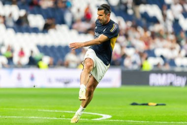 Madrid, İspanya - 23 Mart 2024: Santiago Bernabeu 'da Real Madrid Leyendaa ve Porto Vintage arasında dayanışma maçı. Luis Figo sahada futbol oynuyor. Luis Figo topu aldı.