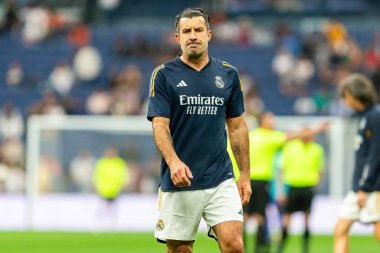 Madrid, İspanya - 23 Mart 2024: Santiago Bernabeu 'da Real Madrid Leyendaa ve Porto Vintage arasında dayanışma maçı. Luis Figo sahada futbol oynuyor. Luis Figo topu aldı.