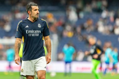 Madrid, İspanya - 23 Mart 2024: Santiago Bernabeu 'da Real Madrid Leyendaa ve Porto Vintage arasında dayanışma maçı. Luis Figo sahada futbol oynuyor. Luis Figo topu aldı.