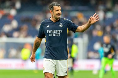 Madrid, İspanya - 23 Mart 2024: Santiago Bernabeu 'da Real Madrid Leyendaa ve Porto Vintage arasında dayanışma maçı. Luis Figo sahada futbol oynuyor. Luis Figo topu aldı.