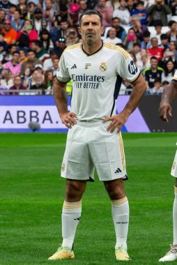 Madrid, İspanya - 23 Mart 2024: Santiago Bernabeu 'da Real Madrid Leyendaa ve Porto Vintage arasında dayanışma maçı. Luis Figo sahada futbol oynuyor. Luis Figo topu aldı.
