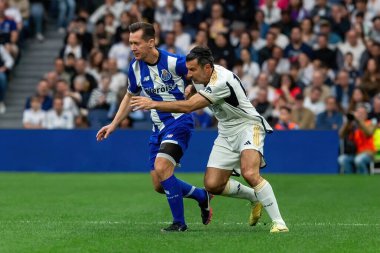 Madrid, İspanya - 23 Mart 2024: Santiago Bernabeu 'da Real Madrid Leyendaa ve Porto Vintage arasında dayanışma maçı. Luis Figo sahada futbol oynuyor. Luis Figo topu aldı.