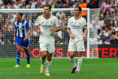 Madrid, İspanya - 23 Mart 2024: Santiago Bernabeu 'da Real Madrid Leyendaa ve Porto Vintage arasında dayanışma maçı. Luis Figo sahada futbol oynuyor. Luis Figo topu aldı.