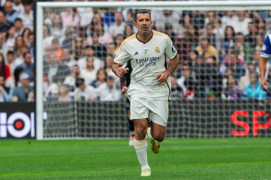 Madrid, İspanya - 23 Mart 2024: Santiago Bernabeu 'da Real Madrid Leyendaa ve Porto Vintage arasında dayanışma maçı. Luis Figo sahada futbol oynuyor. Luis Figo topu aldı.