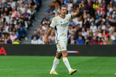 Madrid, İspanya - 23 Mart 2024: Santiago Bernabeu 'da Real Madrid Leyendaa ve Porto Vintage arasında dayanışma maçı. Luis Figo sahada futbol oynuyor. Luis Figo topu aldı.