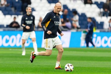 Madrid, İspanya - 23 Mart 2024: Santiago Bernabeu 'da Real Madrid Leyendaa ve Porto Vintage arasında dayanışma maçı. Zidane Real Madrid 'e dönüyor. Zidane beyazlar içinde. Topla Ziz.