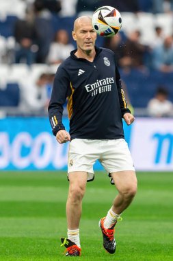 Madrid, İspanya - 23 Mart 2024: Santiago Bernabeu 'da Real Madrid Leyendaa ve Porto Vintage arasında dayanışma maçı. Zidane Real Madrid 'e dönüyor. Zidane beyazlar içinde. Topla Ziz.