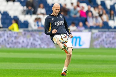 Madrid, İspanya - 23 Mart 2024: Santiago Bernabeu 'da Real Madrid Leyendaa ve Porto Vintage arasında dayanışma maçı. Zidane Real Madrid 'e dönüyor. Zidane beyazlar içinde. Topla Ziz.