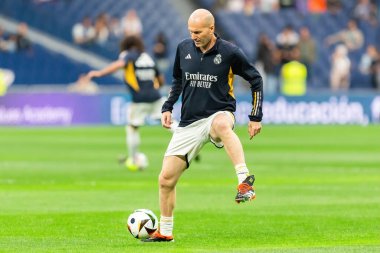 Madrid, İspanya - 23 Mart 2024: Santiago Bernabeu 'da Real Madrid Leyendaa ve Porto Vintage arasında dayanışma maçı. Zidane Real Madrid 'e dönüyor. Zidane beyazlar içinde. Topla Ziz.
