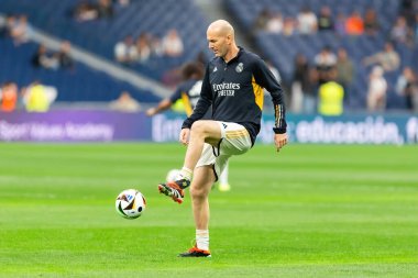 Madrid, İspanya - 23 Mart 2024: Santiago Bernabeu 'da Real Madrid Leyendaa ve Porto Vintage arasında dayanışma maçı. Zidane Real Madrid 'e dönüyor. Zidane beyazlar içinde. Topla Ziz.
