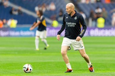 Madrid, İspanya - 23 Mart 2024: Santiago Bernabeu 'da Real Madrid Leyendaa ve Porto Vintage arasında dayanışma maçı. Zidane Real Madrid 'e dönüyor. Zidane beyazlar içinde. Topla Ziz.