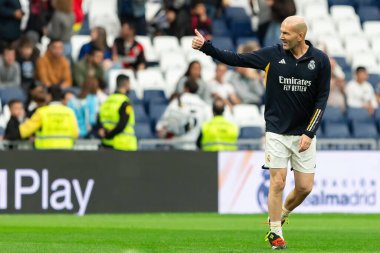 Madrid, İspanya - 23 Mart 2024: Santiago Bernabeu 'da Real Madrid Leyendaa ve Porto Vintage arasında dayanışma maçı. Zidane Real Madrid 'e dönüyor. Zidane beyazlar içinde. Topla Ziz.
