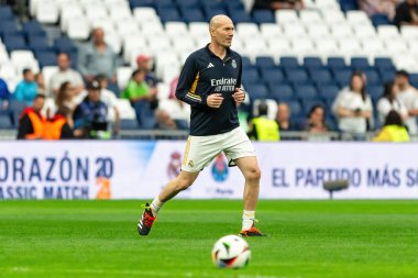 Madrid, İspanya - 23 Mart 2024: Santiago Bernabeu 'da Real Madrid Leyendaa ve Porto Vintage arasında dayanışma maçı. Zidane Real Madrid 'e dönüyor. Zidane beyazlar içinde. Topla Ziz.