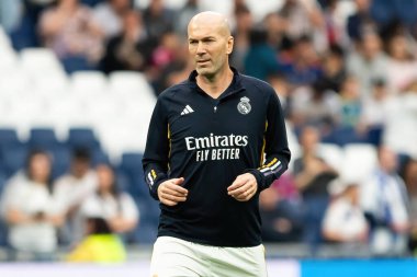 Madrid, İspanya - 23 Mart 2024: Santiago Bernabeu 'da Real Madrid Leyendaa ve Porto Vintage arasında dayanışma maçı. Zidane Real Madrid 'e dönüyor. Zidane beyazlar içinde. Topla Ziz.