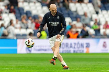 Madrid, İspanya - 23 Mart 2024: Santiago Bernabeu 'da Real Madrid Leyendaa ve Porto Vintage arasında dayanışma maçı. Zidane Real Madrid 'e dönüyor. Zidane beyazlar içinde. Topla Ziz.