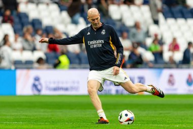 Madrid, İspanya - 23 Mart 2024: Santiago Bernabeu 'da Real Madrid Leyendaa ve Porto Vintage arasında dayanışma maçı. Zidane Real Madrid 'e dönüyor. Zidane beyazlar içinde. Topla Ziz.