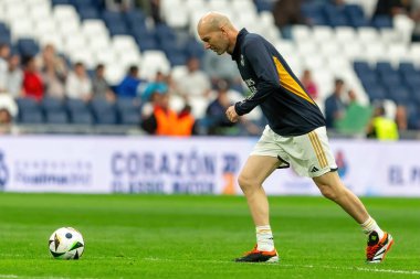 Madrid, İspanya - 23 Mart 2024: Santiago Bernabeu 'da Real Madrid Leyendaa ve Porto Vintage arasında dayanışma maçı. Zidane Real Madrid 'e dönüyor. Zidane beyazlar içinde. Topla Ziz.
