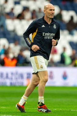 Madrid, İspanya - 23 Mart 2024: Santiago Bernabeu 'da Real Madrid Leyendaa ve Porto Vintage arasında dayanışma maçı. Zidane Real Madrid 'e dönüyor. Zidane beyazlar içinde. Topla Ziz.