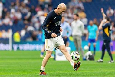 Madrid, İspanya - 23 Mart 2024: Santiago Bernabeu 'da Real Madrid Leyendaa ve Porto Vintage arasında dayanışma maçı. Zidane Real Madrid 'e dönüyor. Zidane beyazlar içinde. Topla Ziz.