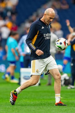 Madrid, İspanya - 23 Mart 2024: Santiago Bernabeu 'da Real Madrid Leyendaa ve Porto Vintage arasında dayanışma maçı. Zidane Real Madrid 'e dönüyor. Zidane beyazlar içinde. Topla Ziz.