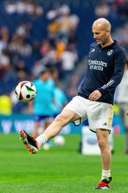 Madrid, İspanya - 23 Mart 2024: Santiago Bernabeu 'da Real Madrid Leyendaa ve Porto Vintage arasında dayanışma maçı. Zidane Real Madrid 'e dönüyor. Zidane beyazlar içinde. Topla Ziz.
