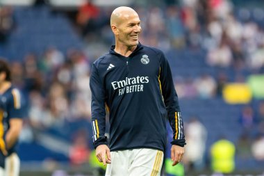 Madrid, İspanya - 23 Mart 2024: Santiago Bernabeu 'da Real Madrid Leyendaa ve Porto Vintage arasında dayanışma maçı. Zidane Real Madrid 'e dönüyor. Zidane beyazlar içinde. Topla Ziz.