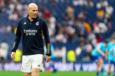 Madrid, İspanya - 23 Mart 2024: Santiago Bernabeu 'da Real Madrid Leyendaa ve Porto Vintage arasında dayanışma maçı. Zidane Real Madrid 'e dönüyor. Zidane beyazlar içinde. Topla Ziz.