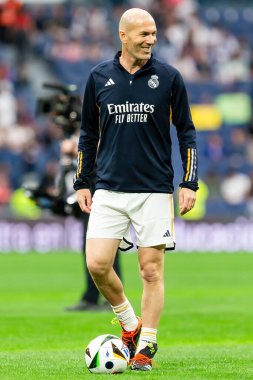 Madrid, İspanya - 23 Mart 2024: Santiago Bernabeu 'da Real Madrid Leyendaa ve Porto Vintage arasında dayanışma maçı. Zidane Real Madrid 'e dönüyor. Zidane beyazlar içinde. Topla Ziz.