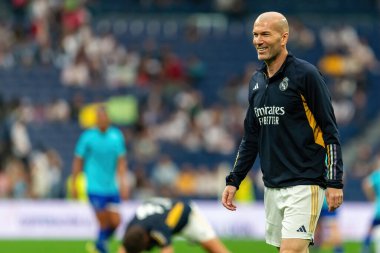 Madrid, İspanya - 23 Mart 2024: Santiago Bernabeu 'da Real Madrid Leyendaa ve Porto Vintage arasında dayanışma maçı. Zidane Real Madrid 'e dönüyor. Zidane beyazlar içinde. Topla Ziz.