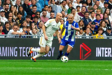 Madrid, İspanya - 23 Mart 2024: Santiago Bernabeu 'da Real Madrid Leyendaa ve Porto Vintage arasında dayanışma maçı. Zidane Real Madrid 'e dönüyor. Zidane beyazlar içinde. Topla Ziz.