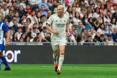 Madrid, İspanya - 23 Mart 2024: Santiago Bernabeu 'da Real Madrid Leyendaa ve Porto Vintage arasında dayanışma maçı. Zidane Real Madrid 'e dönüyor. Zidane beyazlar içinde. Topla Ziz.