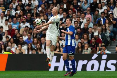 Madrid, İspanya - 23 Mart 2024: Santiago Bernabeu 'da Real Madrid Leyendaa ve Porto Vintage arasında dayanışma maçı. Zidane Real Madrid 'e dönüyor. Zidane beyazlar içinde. Topla Ziz.