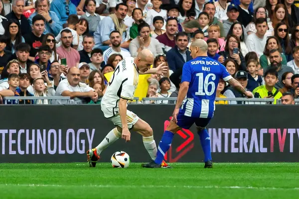 Madrid, İspanya - 23 Mart 2024: Santiago Bernabeu 'da Real Madrid Leyendaa ve Porto Vintage arasında dayanışma maçı. Zidane Real Madrid 'e dönüyor. Zidane beyazlar içinde. Topla Ziz.