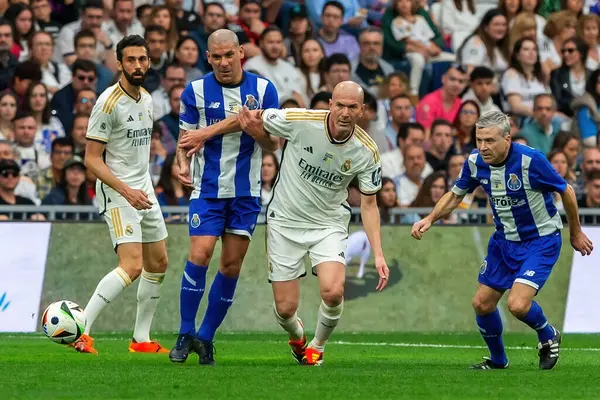 Madrid, İspanya - 23 Mart 2024: Santiago Bernabeu 'da Real Madrid Leyendaa ve Porto Vintage arasında dayanışma maçı. Zidane Real Madrid 'e dönüyor. Zidane beyazlar içinde. Topla Ziz.