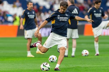 Madrid, İspanya - 23 Mart 2024: Santiago Bernabeu 'da Real Madrid Leyendaa ve Porto Vintage arasında dayanışma maçı. Raul Gonzalez sahada futbol oynuyor. Raul Gonzalez topu aldı..