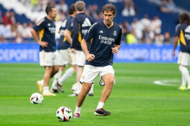 Madrid, İspanya - 23 Mart 2024: Santiago Bernabeu 'da Real Madrid Leyendaa ve Porto Vintage arasında dayanışma maçı. Raul Gonzalez sahada futbol oynuyor. Raul Gonzalez topu aldı..