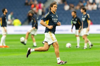 Madrid, İspanya - 23 Mart 2024: Santiago Bernabeu 'da Real Madrid Leyendaa ve Porto Vintage arasında dayanışma maçı. Raul Gonzalez sahada futbol oynuyor. Raul Gonzalez topu aldı..