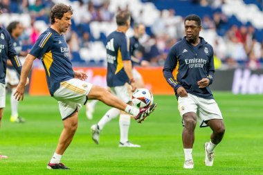 Madrid, İspanya - 23 Mart 2024: Santiago Bernabeu 'da Real Madrid Leyendaa ve Porto Vintage arasında dayanışma maçı. Raul Gonzalez sahada futbol oynuyor. Raul Gonzalez topu aldı..