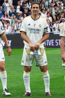 Madrid, İspanya - 23 Mart 2024: Santiago Bernabeu 'da Real Madrid Leyendaa ve Porto Vintage arasında dayanışma maçı. Raul Gonzalez sahada futbol oynuyor. Raul Gonzalez topu aldı..