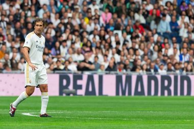 Madrid, İspanya - 23 Mart 2024: Santiago Bernabeu 'da Real Madrid Leyendaa ve Porto Vintage arasında dayanışma maçı. Raul Gonzalez sahada futbol oynuyor. Raul Gonzalez topu aldı..