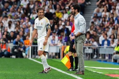 Madrid, İspanya - 23 Mart 2024: Santiago Bernabeu 'da Real Madrid Leyendaa ve Porto Vintage arasında dayanışma maçı. Raul Gonzalez sahada futbol oynuyor. Raul Gonzalez topu aldı..